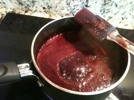 The boiled jam now simmers for 15 more minutes.