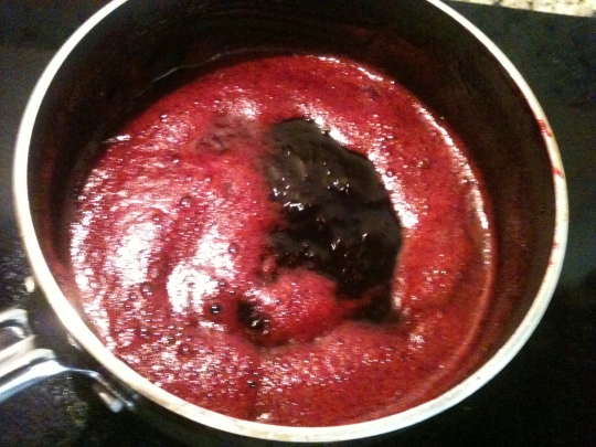 Now combined, sugar and blackberry juices boil for 5 minutes.